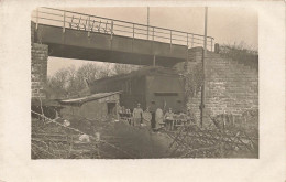 MILITARIA - Personnages - Soldats Pendant Leur Pause Déjeuner - Pont - Barbelés - Train - Carte Postale Ancienne - Personajes