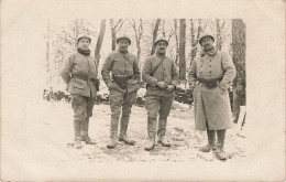 MILITARIA - Personnages - 4 Soldats Au Campement Dans La Neige - Hiver - Ligne - Carte Postale Ancienne - Characters