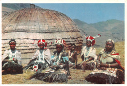 SOUTH AFRICA - BANTU LIFE- ZULU WOMEN BESIDE THEIR HUT, NATAL -  AN OLD REAL PHOTO POSTCARD - SIZE 150 X 100 Mm #2357338 - Afrique