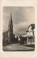 BATIMENT ET ARCHITECTURE - Eglise - Clocher - Village - Place Vide - Carte Postale Ancienne - Eglises Et Cathédrales