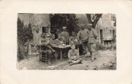 MILITARIA - Personnages - Soldats Autour D'un Déjeuner Et De Bouteilles De Vins - Célébration - Carte Postale Ancienne - Personen