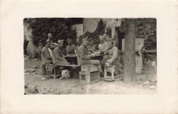 MILITARIA - Groupe De Soldats Autour D'un Déjeuner - Tables Et Chaises De Fortune - Guerre - Carte Postale Ancienne - Personajes