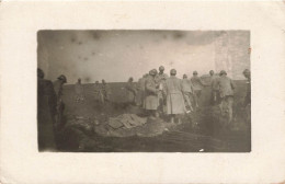 MILITARIA - Groupe De Soldats Au Front - Champ De Bataille - Guerre - Carte Postale Ancienne - Personaggi