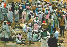 LUANDA, Angola - Dia De Mercado No CALUMBO  ( 2 Scans ) - Angola