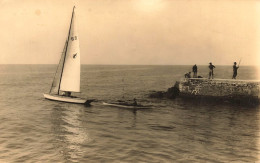 Palavas Les Flots * Un Yacht * Bateau Voilier Tirant Un Canoë Kayak * Jetée Pêche à La Ligne Pêcheurs - Palavas Les Flots