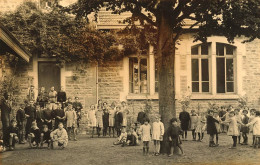 Le Trolliet , Ste Julie ? ( écrit Au Dos D'époque )* Carte Photo * Cour D'école * Enfants écoliers - Unclassified