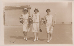 Margate Identically Dressed Ladies With Handbags Beach Towels Old Postcard - Margate