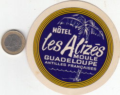 ETIQUETA - STICKER - LUGGAGE LABEL   HOTEL LES ALIZÉS - MOULE GUADALOUPE - ANTILLES FRANÇAISES    - FRANCE - Etiquettes D'hotels