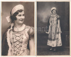 * 2 Db Régi Fotó Képeslap: Kisújszállási Szépasszony Magyaros Ruhában, Magyar Folklór / 2 Pre-1945 Photo Postcards: Hung - Non Classificati