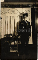 ** T2/T3 Magyar Csendőr Kakastollas Kalapban Kitüntetésekkel / Hungarian Gendarme With Medals. Photo (EK) - Sin Clasificación