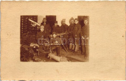 T2 WWI Artillery Soldiers With Various Weapons Photo - Zonder Classificatie