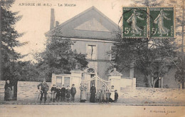 Angrie         49           Un Groupe Devant La Mairie     (voir Scan) - Sonstige & Ohne Zuordnung