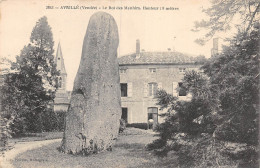 PIE-23-GOLL. 7471 : MENHIR AVRILLE VENDEE - Dolmen & Menhire