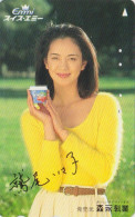 TC JAPON / 110-011 - Femme Costume Pub EMMI Yaourt / SUISSE - Girl & Yoghurt JAPAN Phonecard SWITZERLAND - 10207 - Personajes