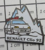 222 Pin's Pins / Beau Et Rare / AUTOMOBILES / NEIGE SKIS MONTAGNE RENAULT CLIO 92 - Renault