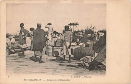 MADAGASCAR - Tamatave - Débarcadère - F Froelich - Tonneau Et Caisses - Dos Non Divisé - Carte Postale Ancienne - Madagascar