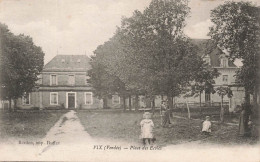 FRANCE - Vix (Vendée) - Place Des Ecoles - Enfants Dans La Cour - Berdon Imp Ruffec - Carte Postale Ancienne - Other & Unclassified