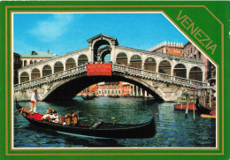 ITALIE - Venise - Vue Sur Une Gondole Près Du Pont De Rialto  - Colorisé - Carte Postale - Venezia (Venice)