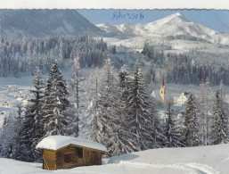 E682) Wintersportplatz FIEBERBRUNN Gegen Kitzbüheler Horn - Holzhütte Im Vordergrund U. Blick Auf Kirche - Fieberbrunn