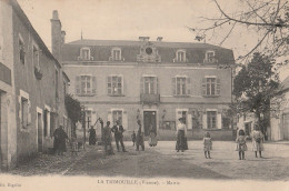 CPA 86  LA TRIMOUILLE  MAIRIE TRES ANIMEE - La Trimouille