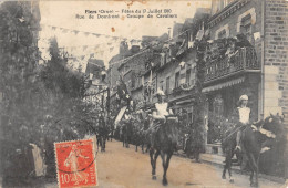 CPA 61 FLERS / FETES DU 17 JUILLET 1910 / RUE DE DOMFRONT / GROUPE DE CAVALIERS / Cliché Rare - Flers