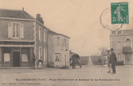 CPA 85 SAINTE-HERMINE PLACE ST HERMANT AV. DE LA ROCHE SUR YON - Sainte Hermine