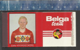 RODE DUIVEL EDDY VOORDECKERS FOOTBALL SHIRT TRICOT EK 1984 ( BELGA TEAM CIGARETTES ) OLD MATCHBOX SKILLET BELGIUM - Boites D'allumettes - Etiquettes