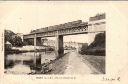 N°120201 -cpa Segré -pont- Du Chemin De Fer Avec Train- - Kunstbauten