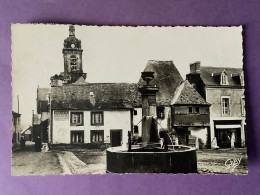 29   CPSM Petit Format   CHÂTEAUNEUF DU FAOU   Place De La Pompe    Bon état - Châteauneuf-du-Faou