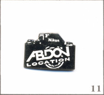 Pin's Photographie - Magasin “Abdon“ - Location Matériel - Bd Beaumarchais (Paris) - Nikon F. Est. HK Pub. EGF. T1005-11 - Fotografie