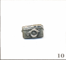 Pin's Photographie - Matériel / Leica “M“ à Visée Télémétrique. Non Estampillé. Argent. T1005-10 - Photographie