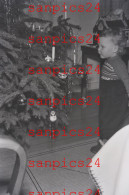 221223# PHOTO - 3/3 CHRISTMAS - CHILDREN AT THE CHRISTMAS TREE - Personen