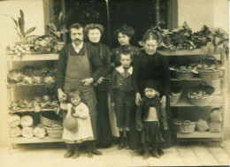 14430 - Carte Photo :DEVANTURE DE MAGASIN DE LEGUMES  -  Carte Photo Coupée 9 X12,4 Cm - Shopkeepers