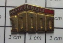 122 Pin's Pins / Beau Et Rare / CARBURANTS / RESEAU ESSO 10000e STATION SERVICE - Kraftstoffe