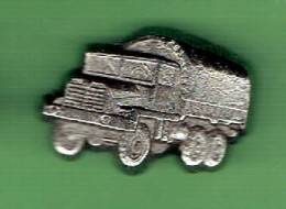 CAMION MILITAIRE FRANCAIS VERS 1980 EPINGLETTE EN METAL FABRICANT BALLARD 77 COMBS LA VILLE - Fahrzeuge