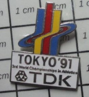 122 Pin's Pins / Beau Et Rare / SPORTS / TOKYO 1991 TDK CHAMPIONNAT DU MONDE ATHLETISME - Athletics