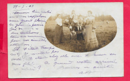 Cpa,  Lot 2 Cartes Photos,  Famille, Enfants, Vaches, Dos SIMPLE Voir Scanne Voyagée1903 LA FERME - Children And Family Groups
