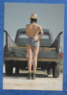 CPM Pin Up Sexy En Short Jeans Et Buste Nu Voiture Jeep Américaine - Photo Artistique Butch Belair 1992 Gallery Card - Pin-Ups