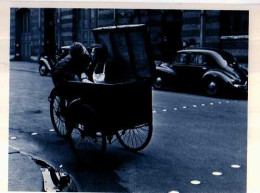 DOISNEAU Kiss, Couple Amoureux En Triporteur, Automobile 4CV Renault - Doisneau