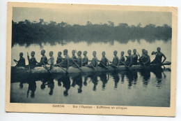 GABON Ecolieres En Pirogue Sur L'Ogooué 1920   /D05 2022 - Gabon