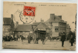 61 BRIOUZE Un Jour De Marché Sur La Place Charette Paysan Et Vaches  1915 écrite Timbrée Edit Levasseur  La No  D06 2022 - Briouze