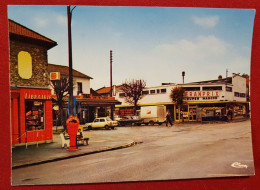 CPM -   Pontault Combault -( S.-et-M.) Place De La Gare  (voiture Ancienne Simca 1000 ) - Pontault Combault