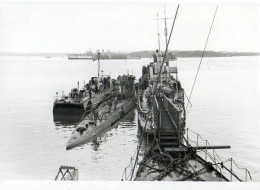 Lorient Keroman (56) : U-boote Avec En Arrière Plan Le Croiseur Strasbourg (ex Regensburg) Qui Sera Coulé En 1944 - Bateaux