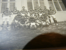 Carte Photo Années 20 Rencontre De Rugby à XV Sur Un Stade à Identifier Sport Une équipe En Présentation - Rugby