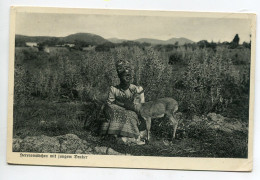 NAMIBIE Hereromadchen Mit Jungem Deuker Femme Indigène Et Jeune Antilope ?   D08 2022 - Namibia