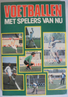 VOETBALLEN Met Spelers Van Nu Door Braems Saegeman Hellemans Verbrugghe GESIGNEERD Voetbal Elftal Sport Aftrap Techniek - Autografi