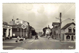 54 JARNY N°34 Rue De Verdun 1963 VOIR ZOOM Essence AZUR PUB Crédit Lyonnais Restaurant Au Petit Vatel Triporteur - Jarny