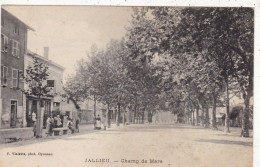 38. JALLIEU. CPA. CHAMP DE MARS.. ANIMATION.  + TEXTE - Jallieu