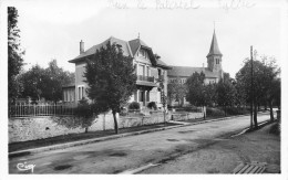 CPSM Dun Le Palestel-La Caisse D'épargne Et Les Bains Douches      L2460 - Dun Le Palestel