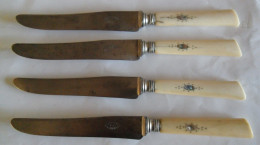 4 Anciens Couteaux De Table Lame Acier Fondu, Manche Os Et Nacre. Style Napoléon III - Coltelli